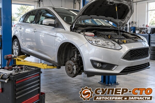 Ford Focus на подъёмнике перед заменой ГРМ