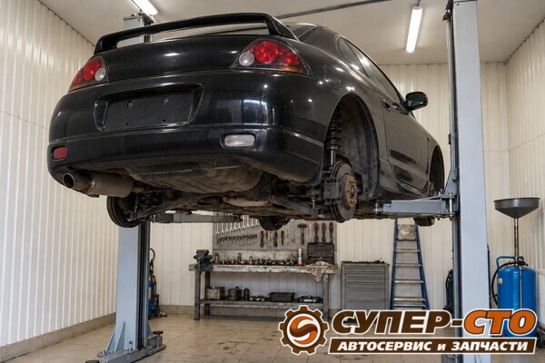 Mitsubishi Eclipse на подъёмнике, задние колёса сняты перед заменой амортизаторов