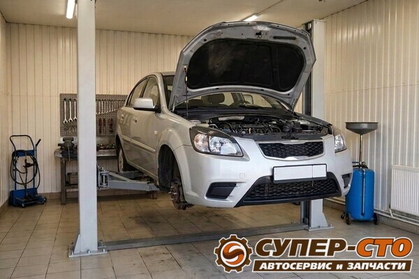 Kia Rio 2 на подъёмнике перед заменой ремня ГРМ