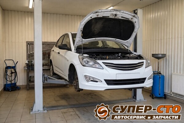 Hyundai Solaris на подъёмнике перед заменой цепи ГРМ