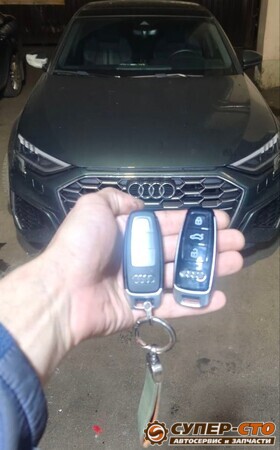 Штатный и новый смарт-ключ на фоне решётки Audi A3