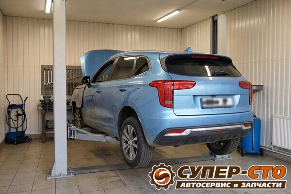 Haval Jolion на подъёмнике, капот открыт, на крыле защитная накидка
