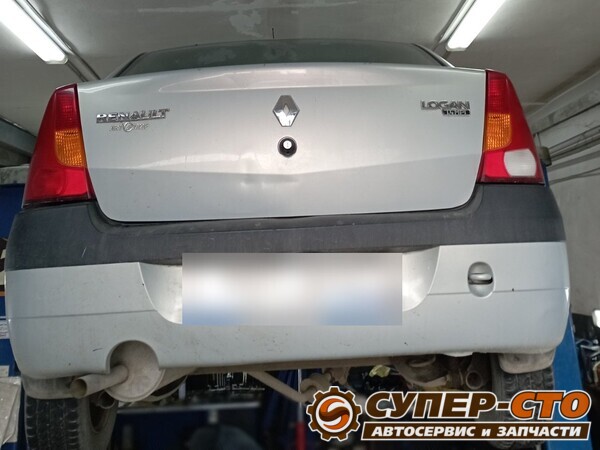Renault Logan 1.4 2007 на подъёмнике в Супер-СТО