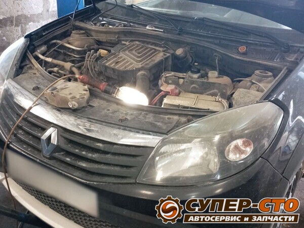 Renault Sandero 1.6 2012 с открытым капотом в боксе Супер-СТО