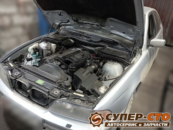 BMW 5 E39 (БМВ 5 Е39) 1998 с открытым капотом в боксе Супер-СТО