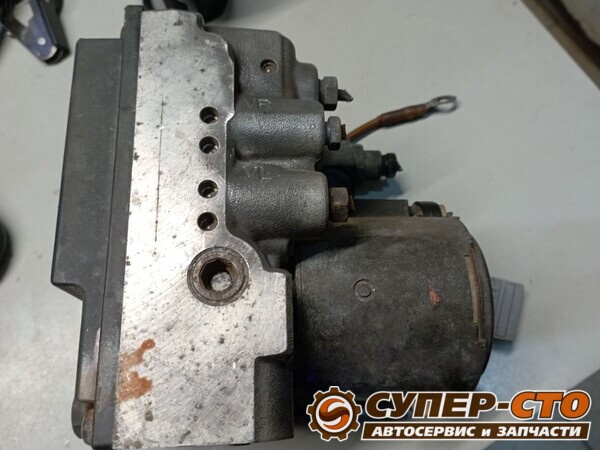 Блок ABS BMW E39 сбоку: выходы VR и VL к передним колёсам и насос с электромотором