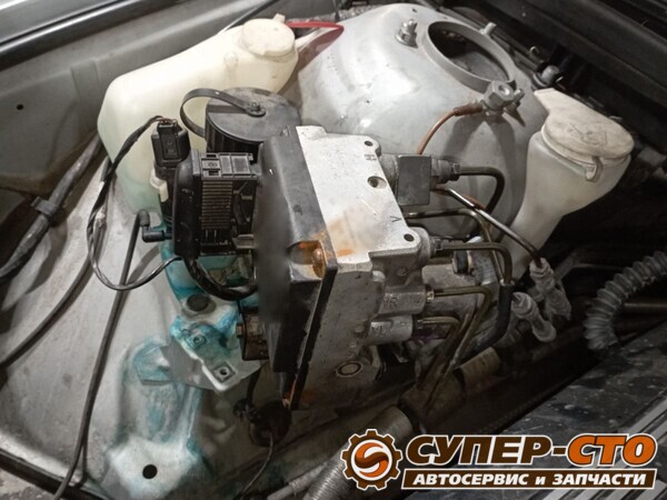 Блок ABS установлен на BMW 5 E39, тормозные трубки и разъём подключены